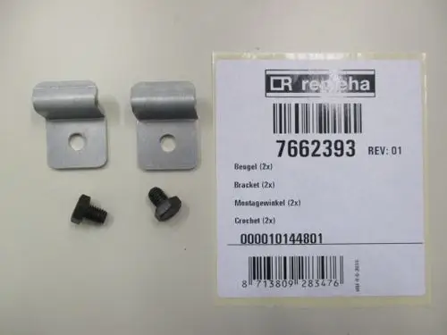 Zwei Metallwinkel mit Löchern zur Montage, accompanied by zwei schwarze Schrauben. Artikel von Remeha zur Befestigung von Komponenten.